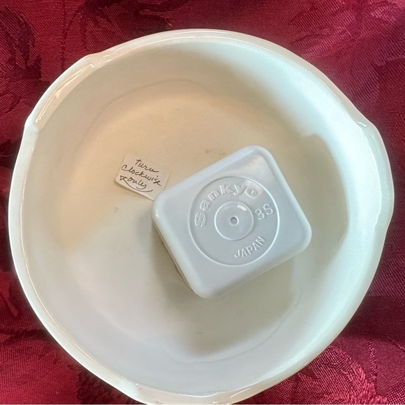 Unique Item - Penguin Sunbathing On The Beach Music Box “You Are My Sunshine” - Picture 9 of 11